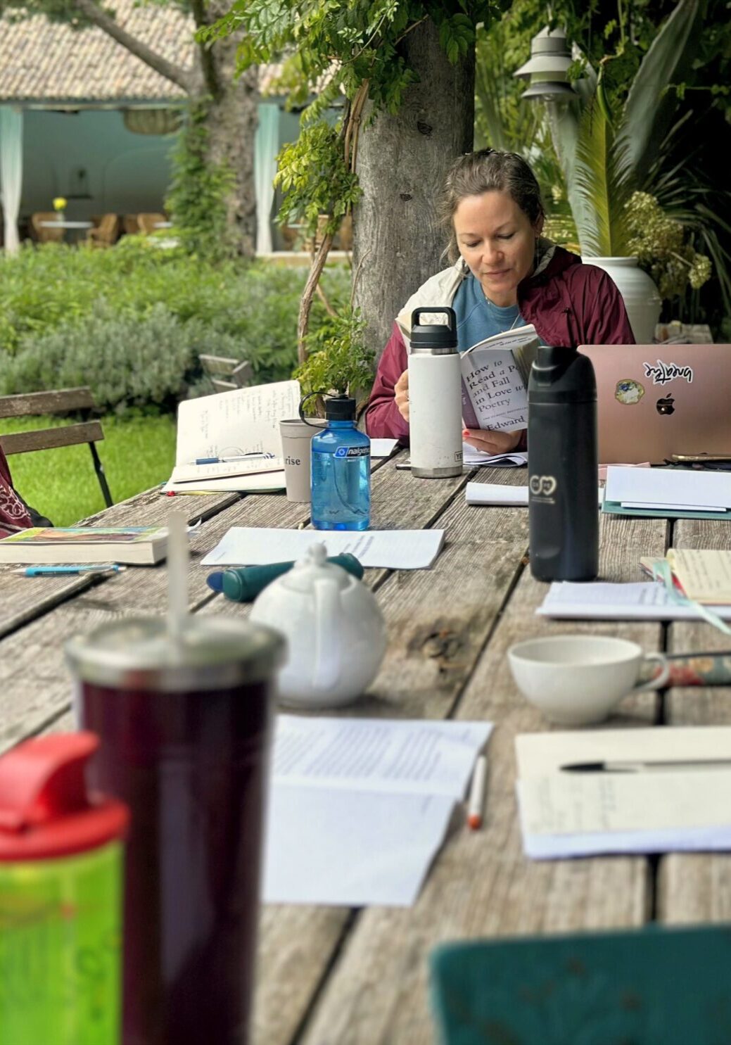 B reading to group Italy