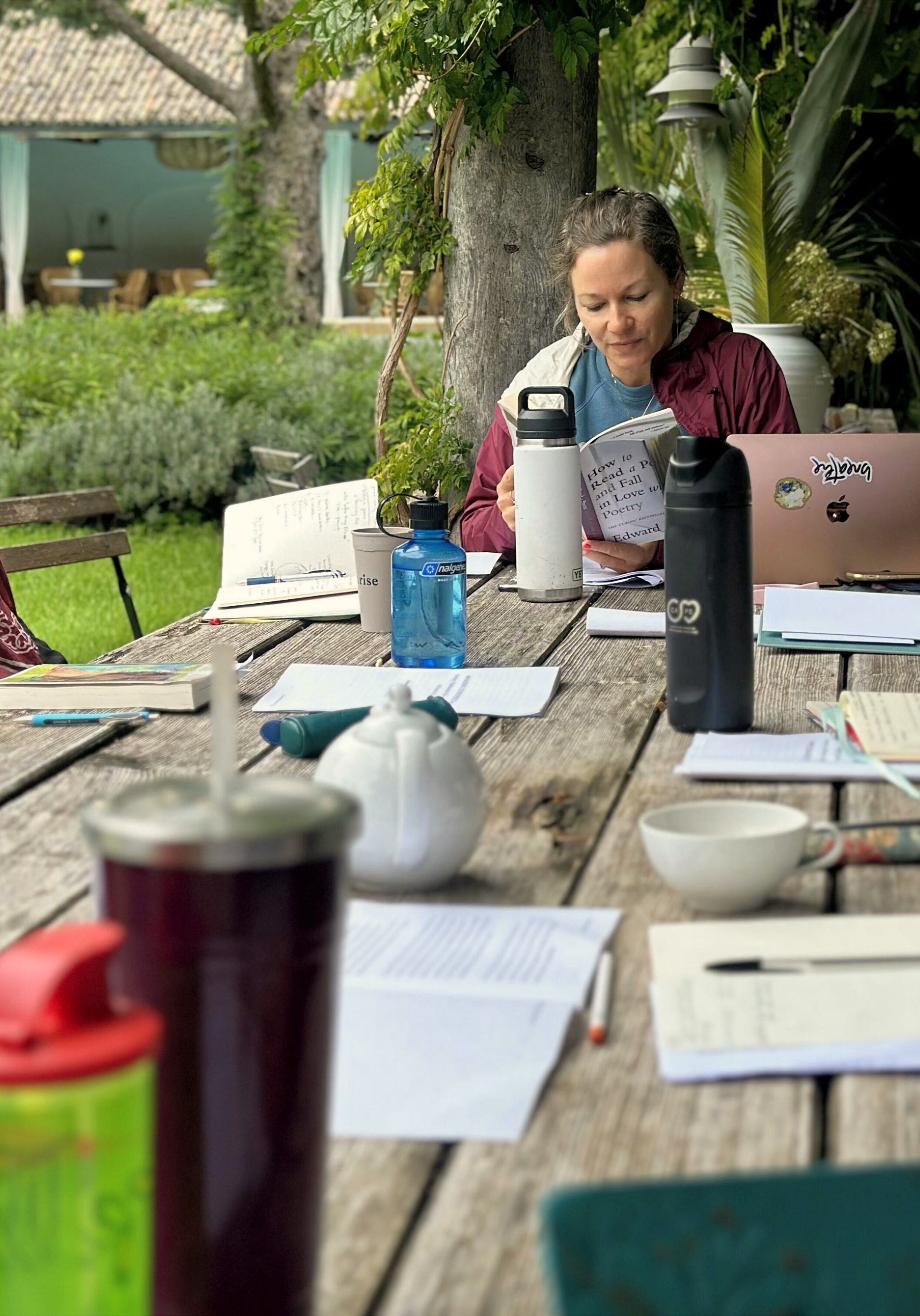 B reading to group Italy